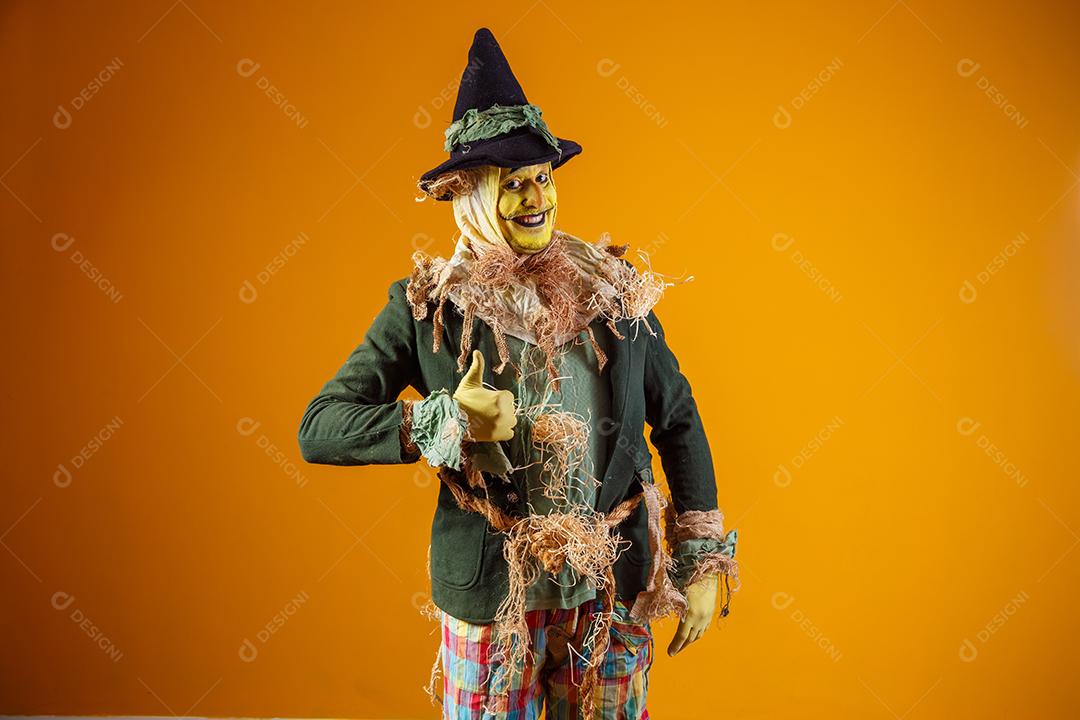 foto do personagem espantalho da festa junina no fundo amarelo
