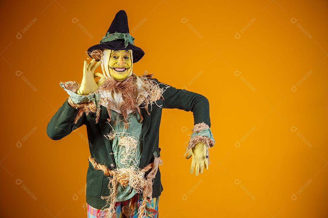 foto do personagem espantalho da festa junina no fundo amarelo