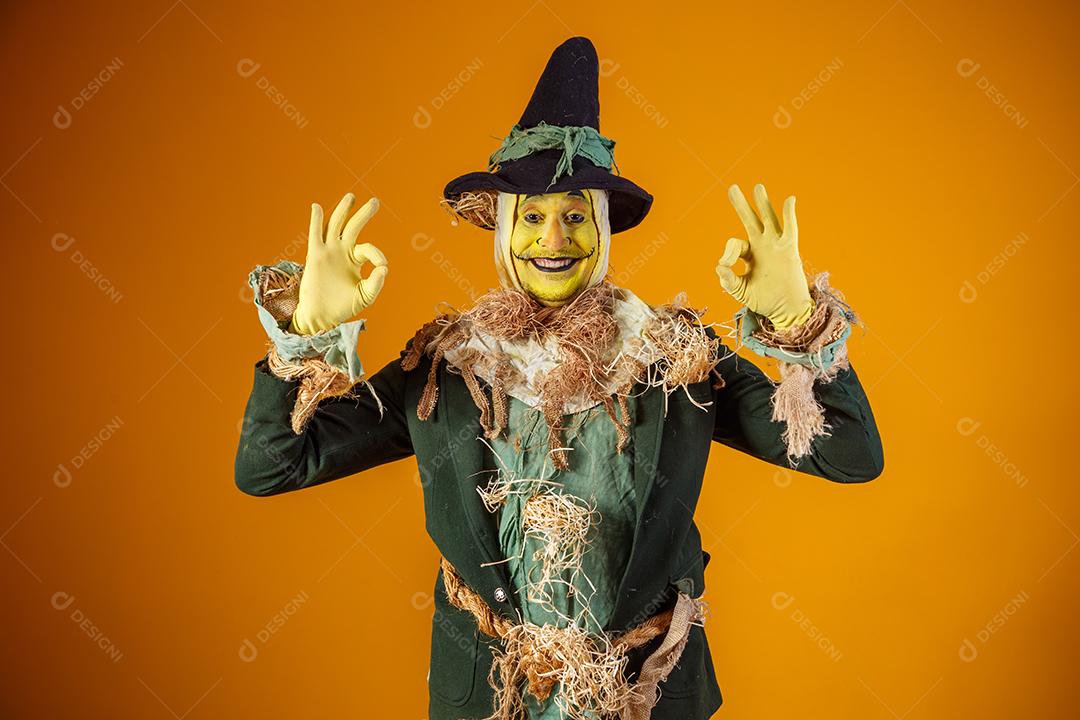 foto do personagem espantalho da festa junina no fundo amarelo