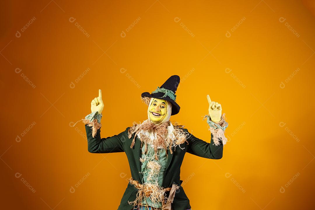 foto do personagem espantalho da festa junina no fundo amarelo