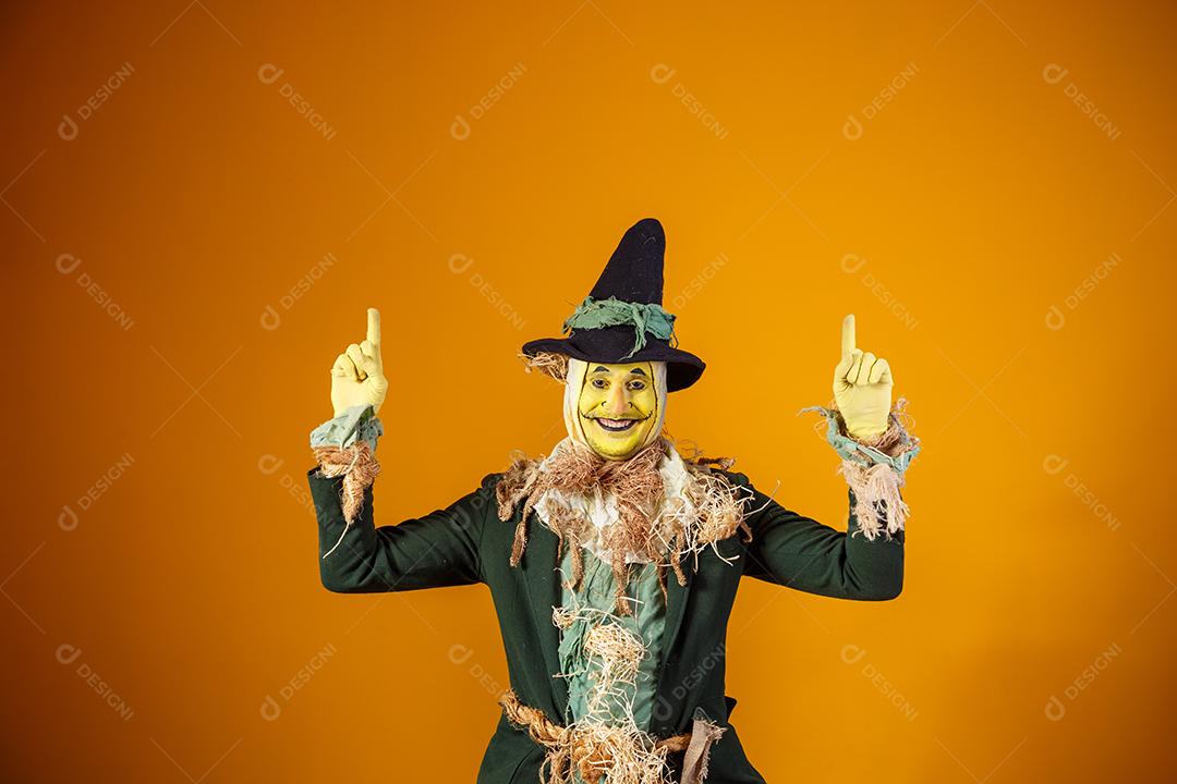 foto do personagem espantalho da festa junina no fundo amarelo