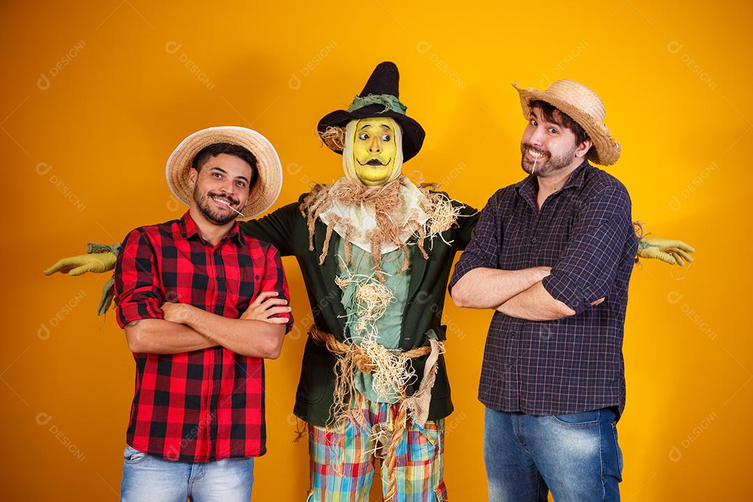 amigos em traje de junho. conceito de festa junina