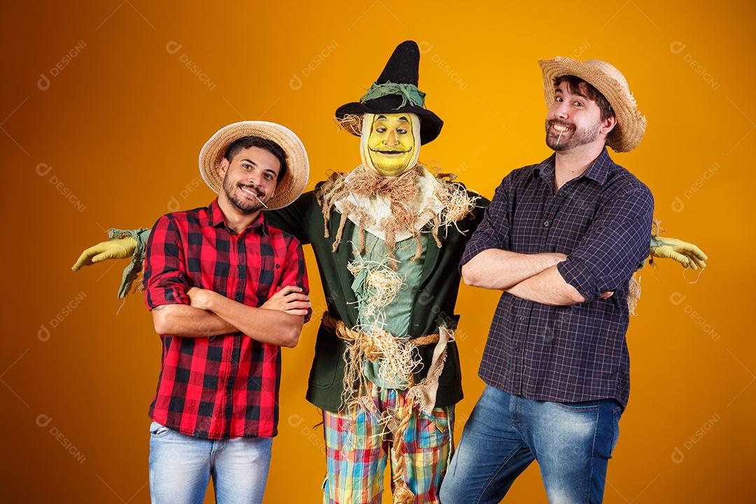 amigos em traje de junho. conceito de festa junina