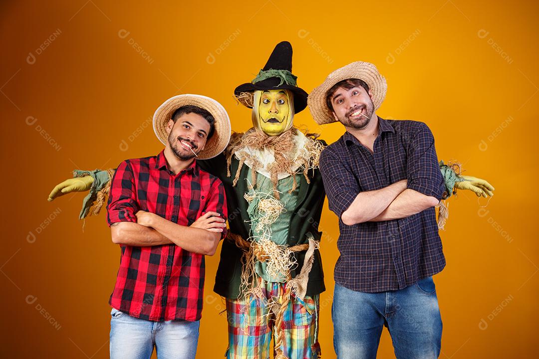 amigos em traje de junho. conceito de festa junina