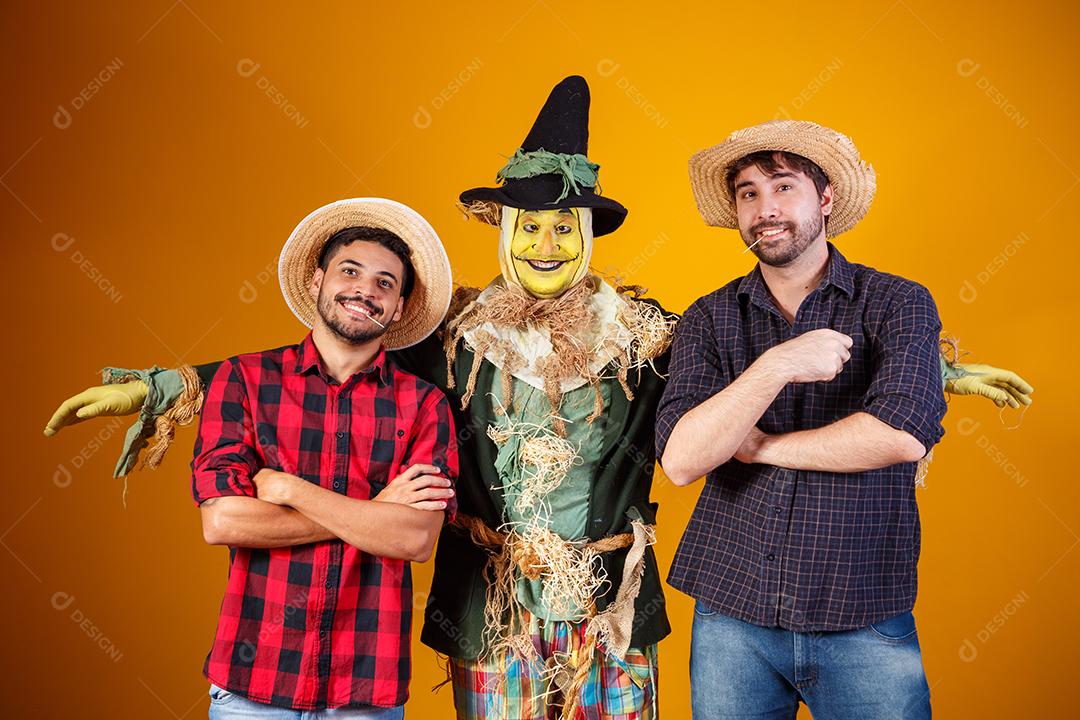 amigos em traje de junho. conceito de festa junina