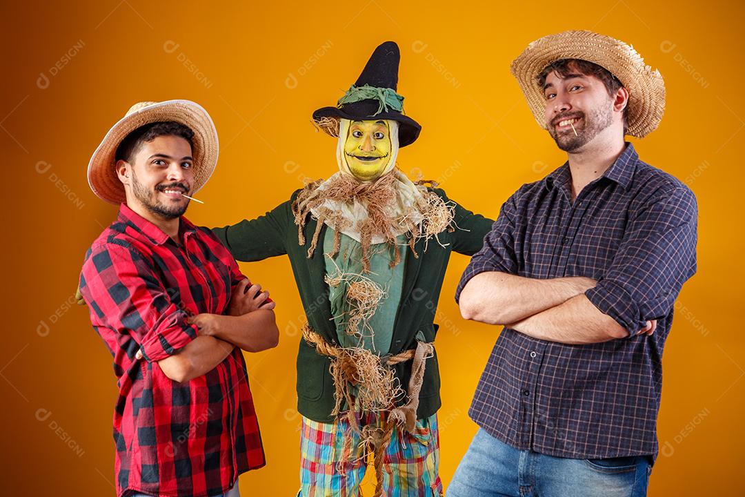 amigos em traje de junho. conceito de festa junina