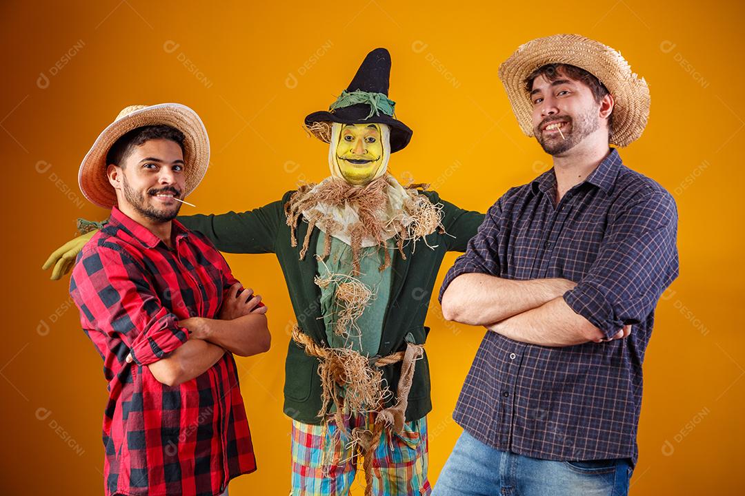 amigos em traje de junho. conceito de festa junina