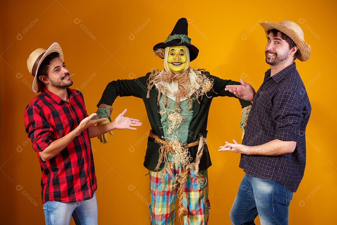 amigos em traje de junho. conceito de festa junina