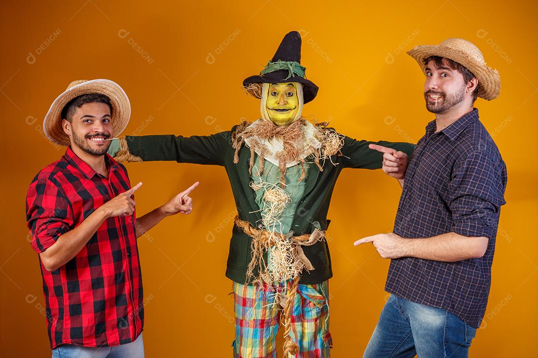 amigos em traje de junho. conceito de festa junina