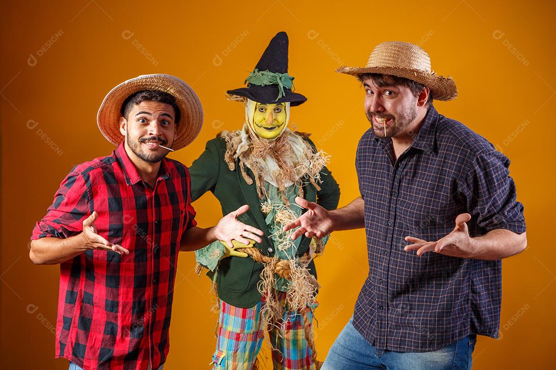 amigos em traje de junho. conceito de festa junina