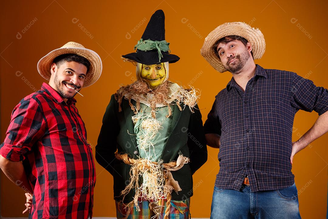 amigos em traje de junho. conceito de festa junina