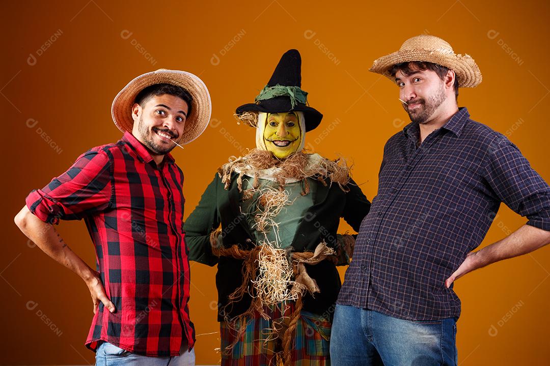 amigos em traje de junho. conceito de festa junina