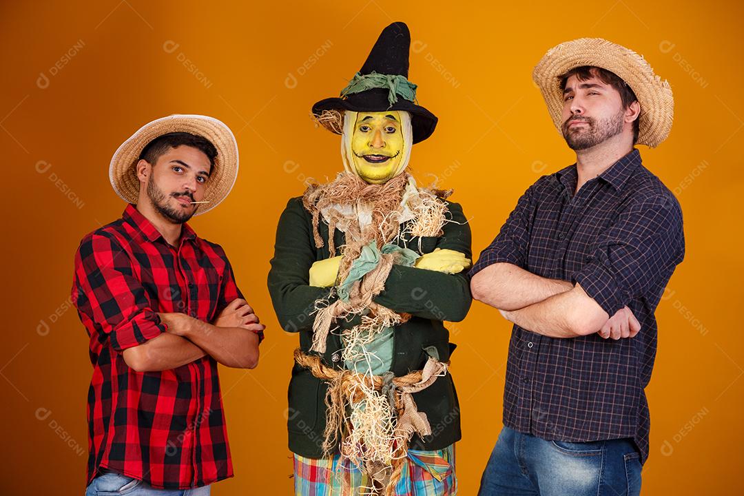 amigos em traje de junho. conceito de festa junina