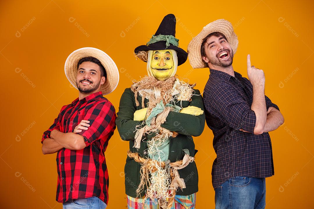 amigos em traje de junho. conceito de festa junina