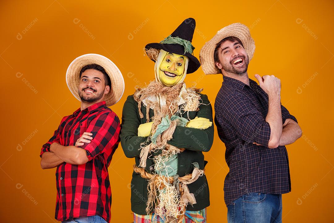 amigos em traje de junho. conceito de festa junina