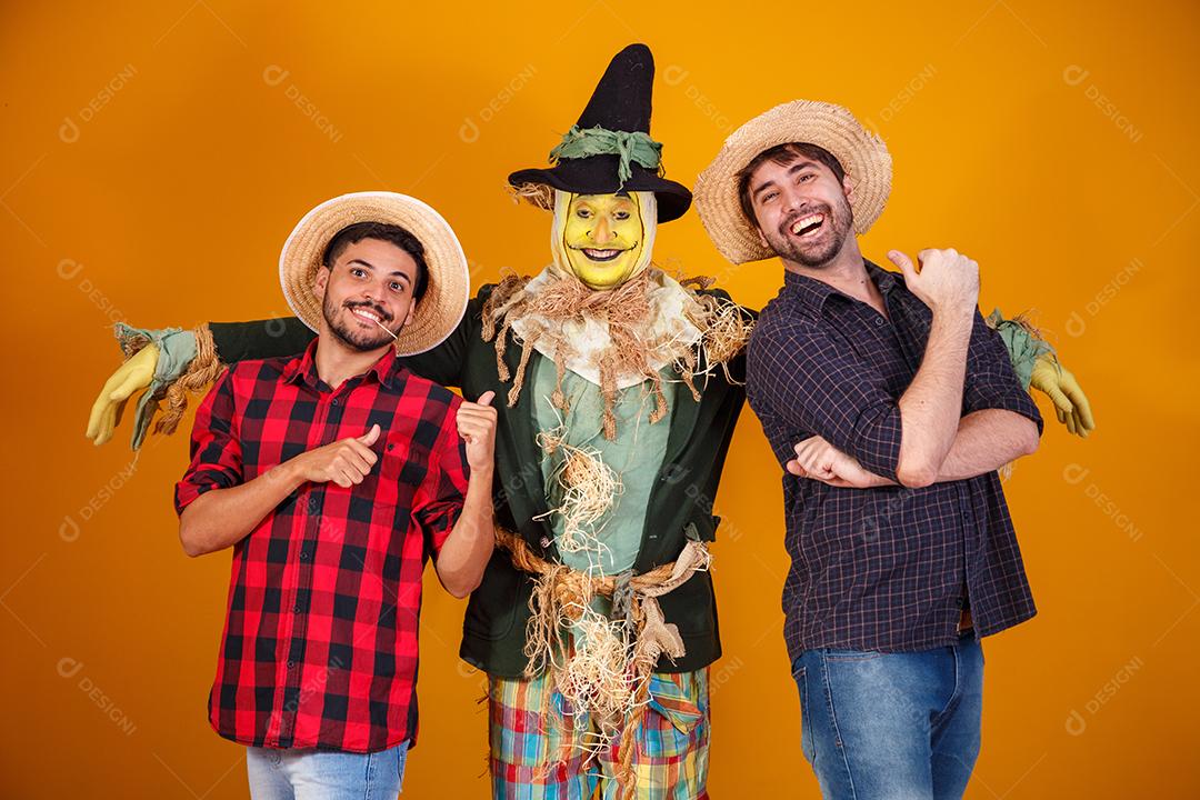 amigos em traje de junho. conceito de festa junina