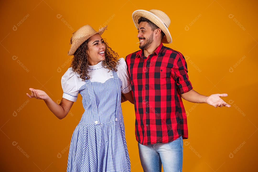 Casal brasileiro vestindo roupas tradicionais para Festa Junina - festival junino