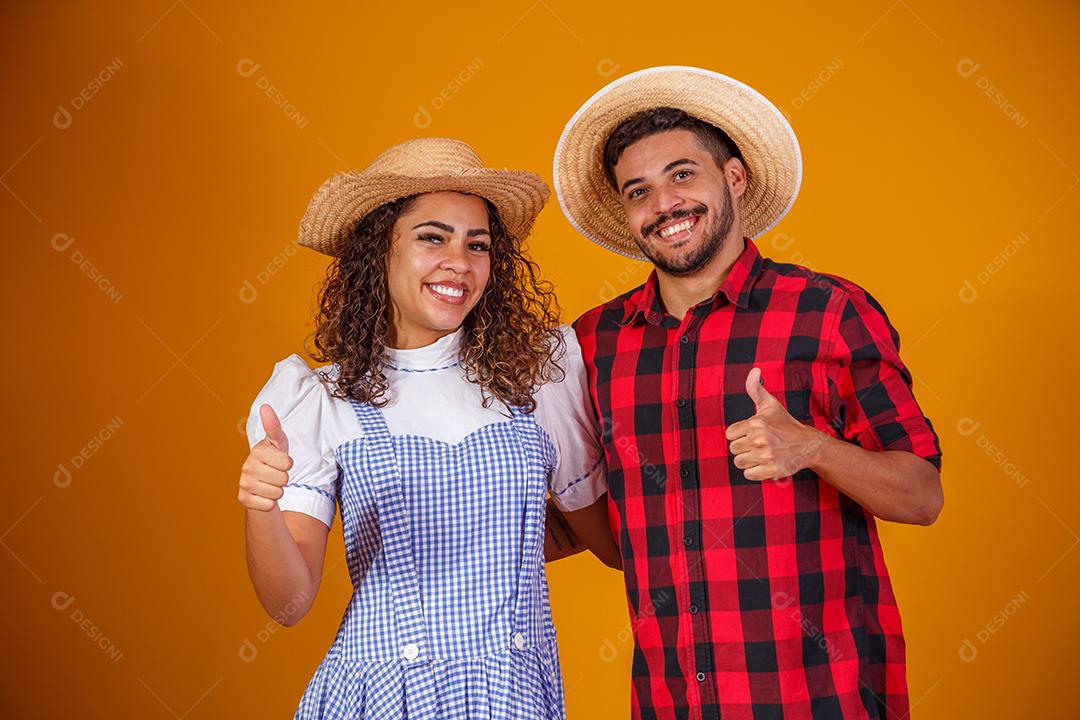 Casal brasileiro vestindo roupas tradicionais para Festa Junina - festival junino