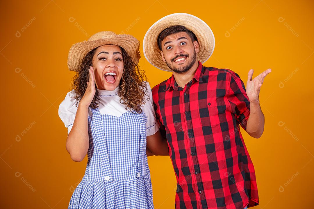 Casal brasileiro vestindo roupas tradicionais para Festa Junina - festival junino