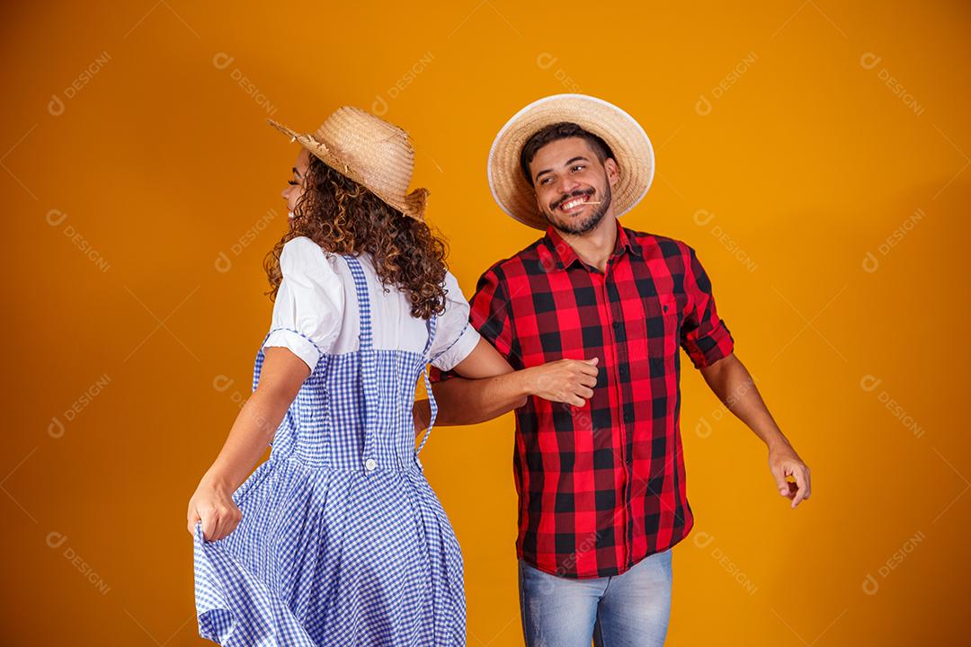 Casal brasileiro vestindo roupas tradicionais para Festa Junina - festival junino