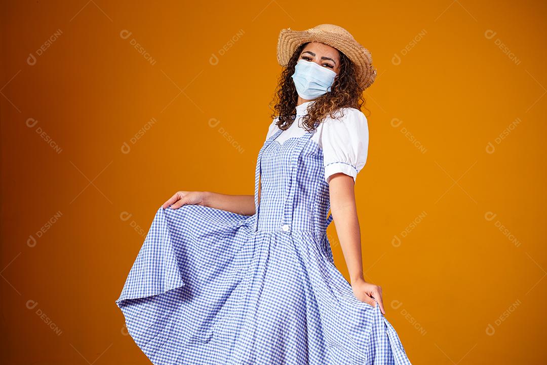 Mulher com roupas típicas da famosa festa brasileira chamada Festa Junina em comemoração ao São João