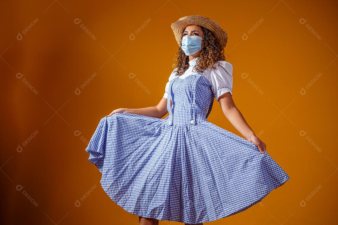 Mulher com roupas típicas da famosa festa brasileira chamada Festa Junina em comemoração ao São João