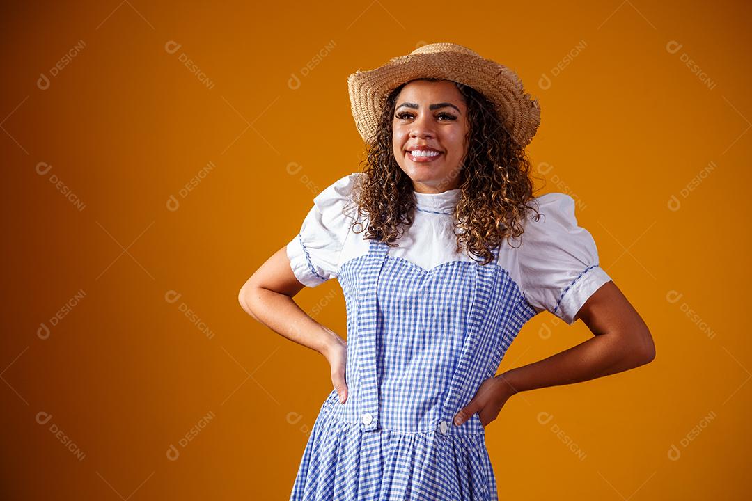 Mulher brasileira vestindo roupas típicas para a Festa Junina