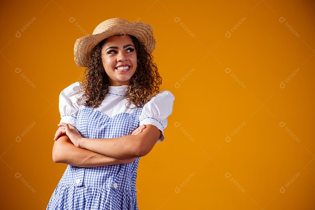 Mulher brasileira vestindo roupas típicas para a Festa Junina com braços cruzados