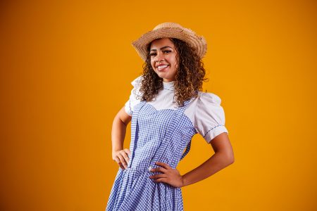 Mulher brasileira vestindo roupas típicas para a Festa Junina