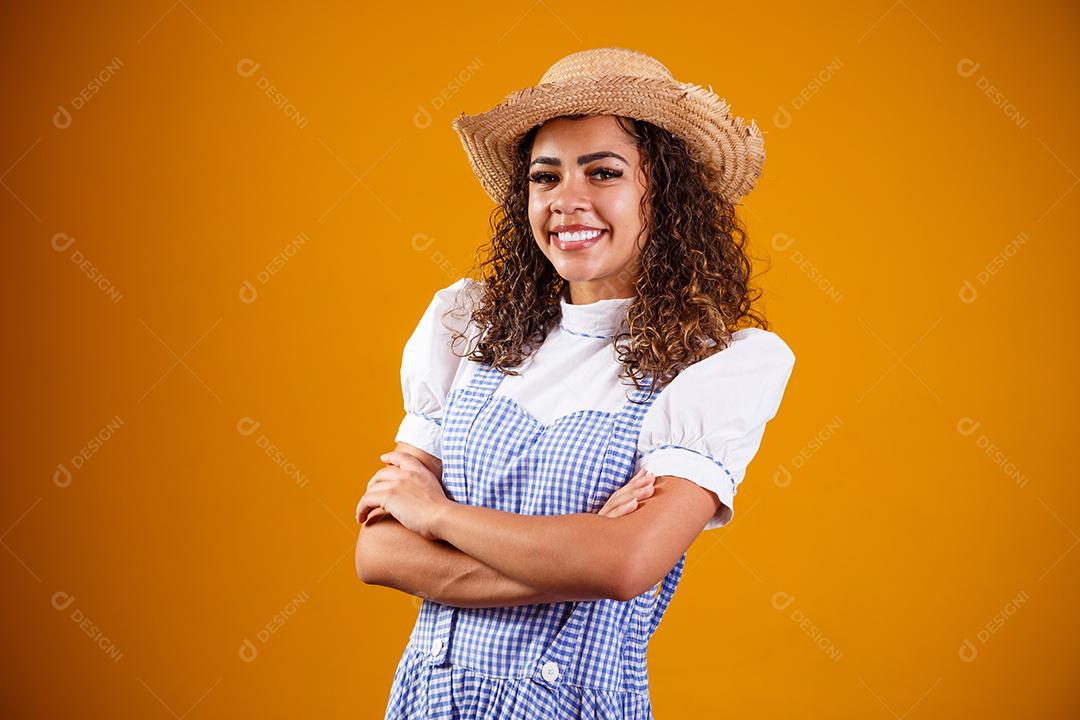 Mulher brasileira vestindo roupas típicas para a Festa Junina com braços cruzados