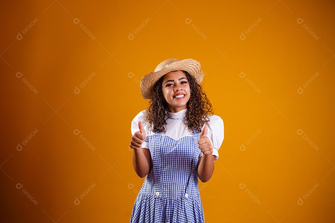 Mulher brasileira vestindo roupas típicas para a Festa Junina com braços cruzados
