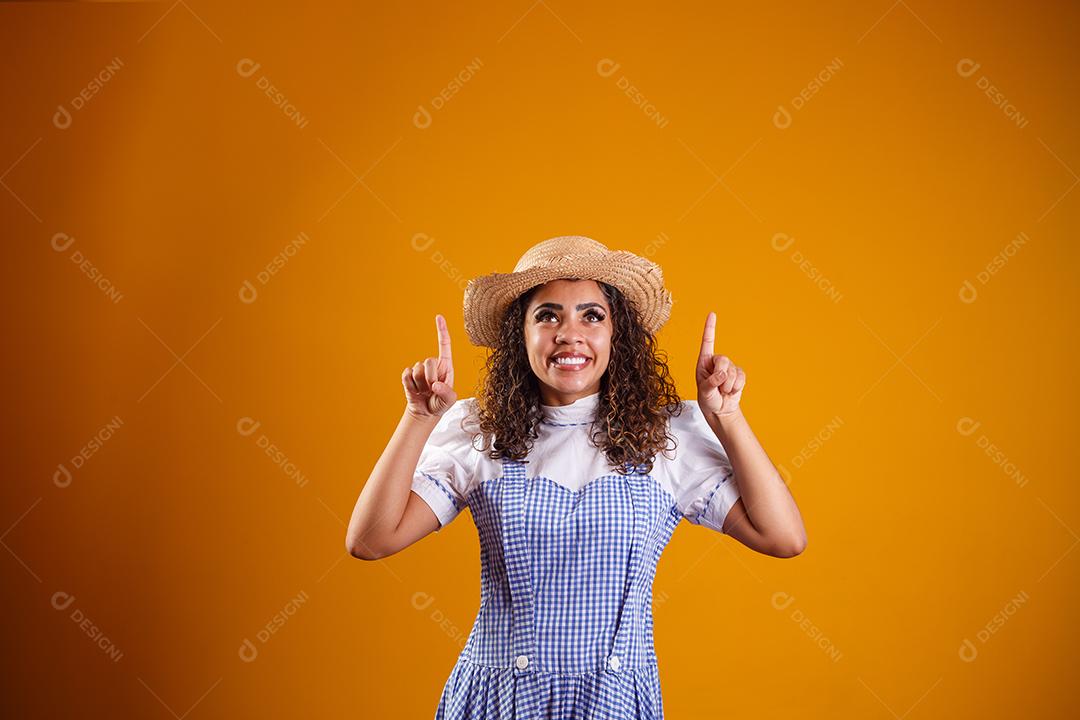 Mulher brasileira vestindo roupas típicas para a Festa Junina com braços cruzados