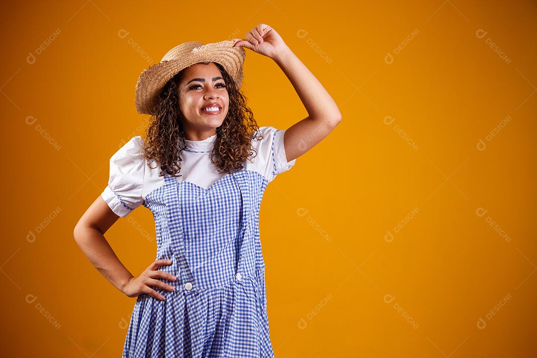 Mulher brasileira vestindo roupas típicas para a Festa Junina com braços cruzados