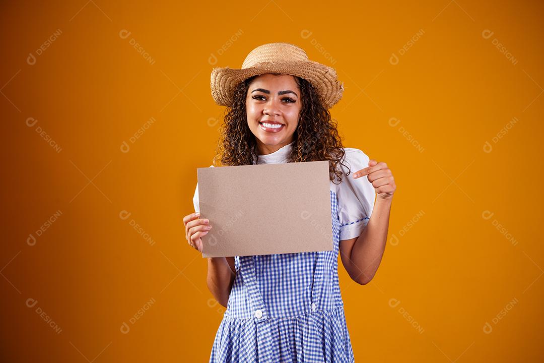 Mulher brasileira vestindo roupas típicas para a Festa Junina com braços cruzados