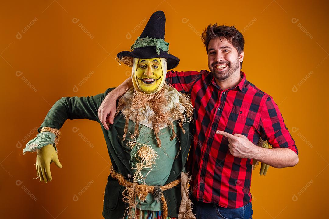 Amigos em traje de junho. conceito de festa junina