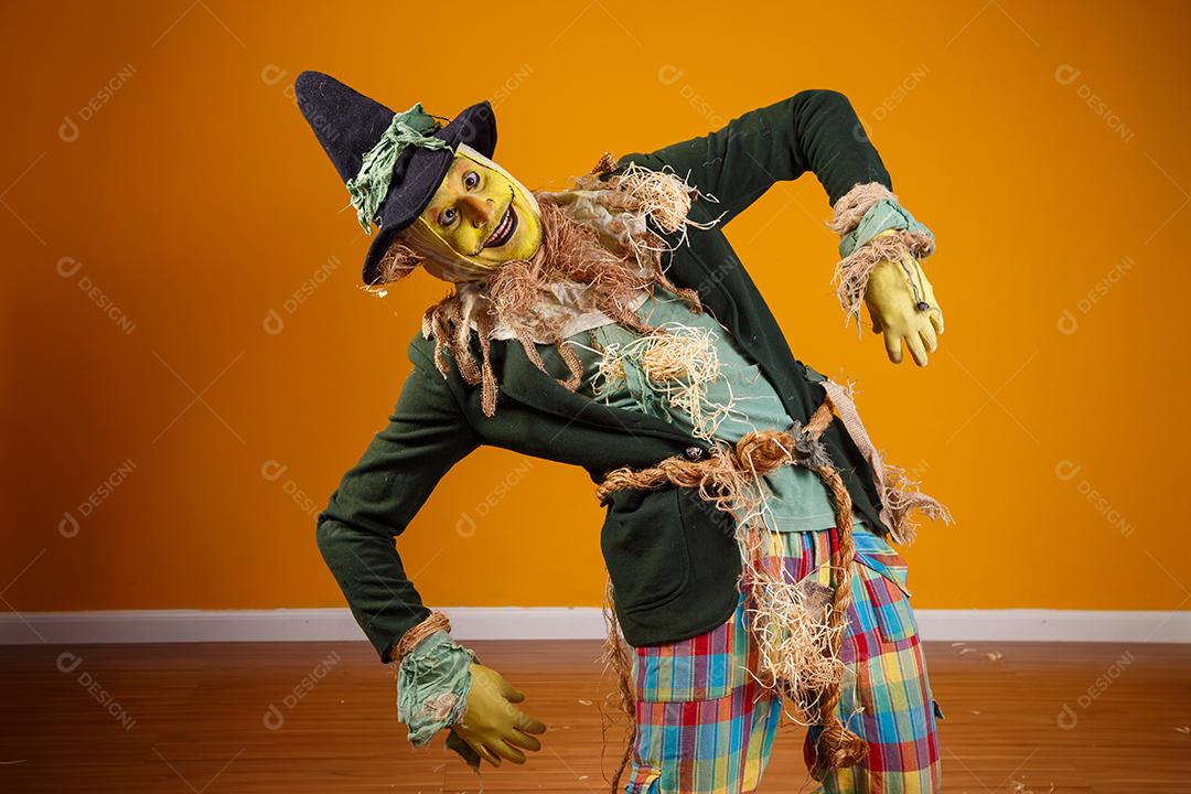 foto do personagem espantalho da festa junina em fundo amarelo