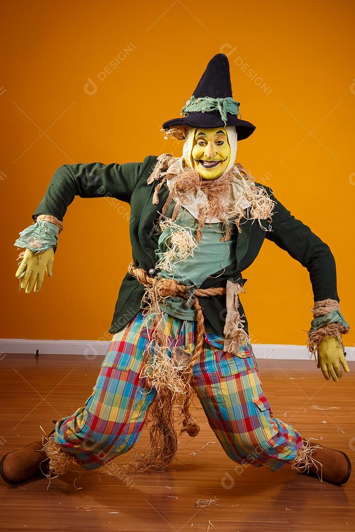 foto do personagem espantalho da festa junina em fundo amarelo