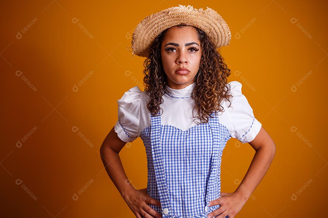 Mulher brasileira vestindo roupas típicas para a Festa Junina