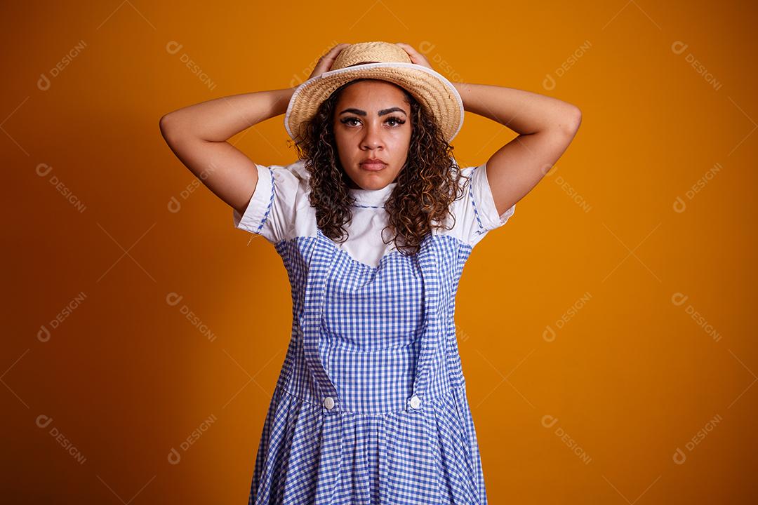 Mulher brasileira vestindo roupas típicas para a Festa Junina