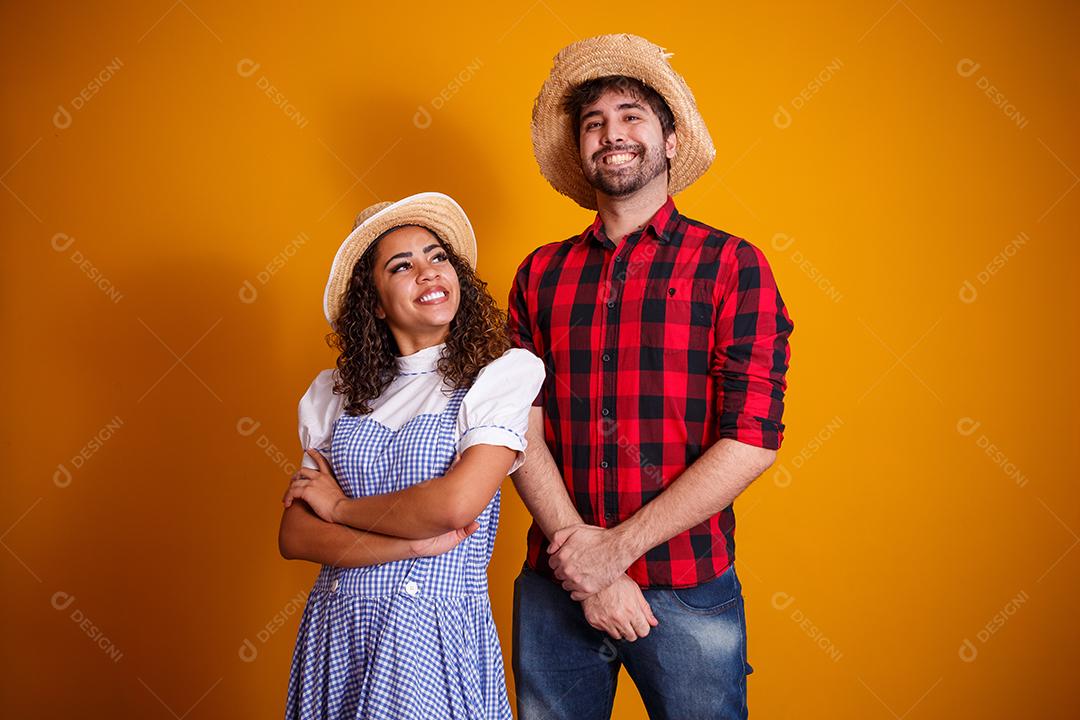 Casal brasileiro vestindo roupas tradicionais para Festa Junina - festival junino