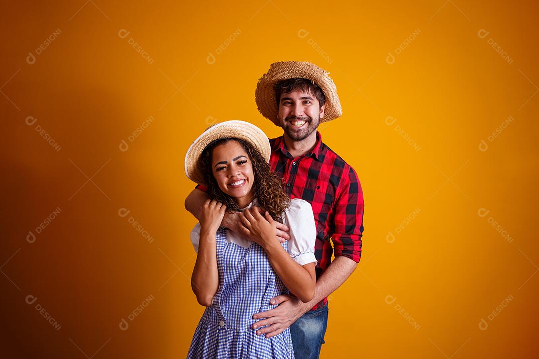 Casal brasileiro vestindo roupas tradicionais para Festa Junina - festival junino