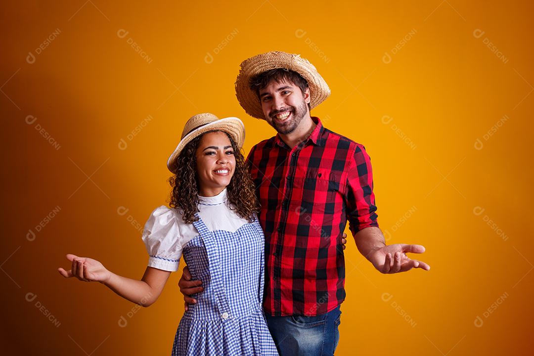 Casal brasileiro vestindo roupas tradicionais para Festa Junina - festival junino