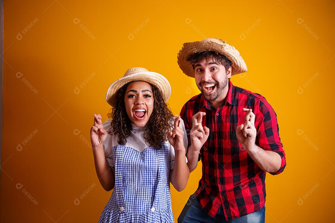 Casal brasileiro vestindo roupas tradicionais para Festa Junina - festival junino