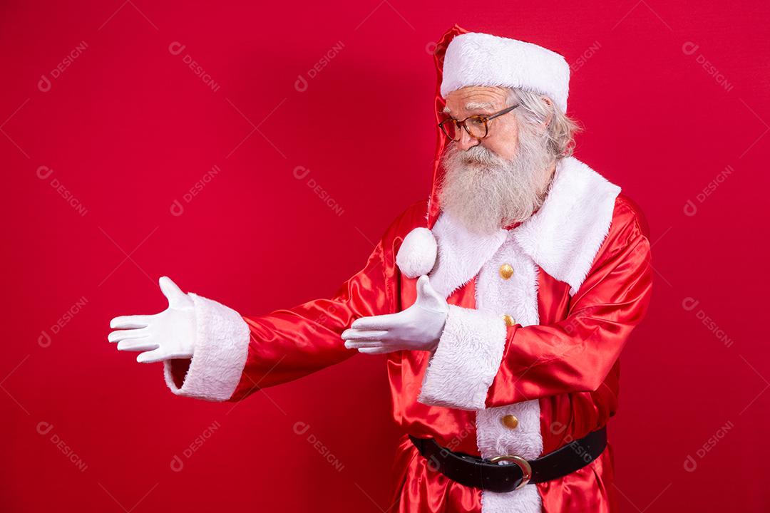 Papai Noel apontando de lado, promoção de publicidade de Natal, anúncio de desconto de Natal de ano novo isolado em fundo vermelho.