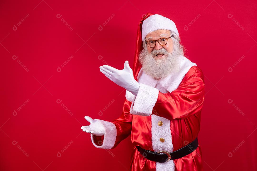 Papai Noel apontando de lado, promoção de publicidade de Natal, anúncio de desconto de Natal de ano novo isolado em fundo vermelho.