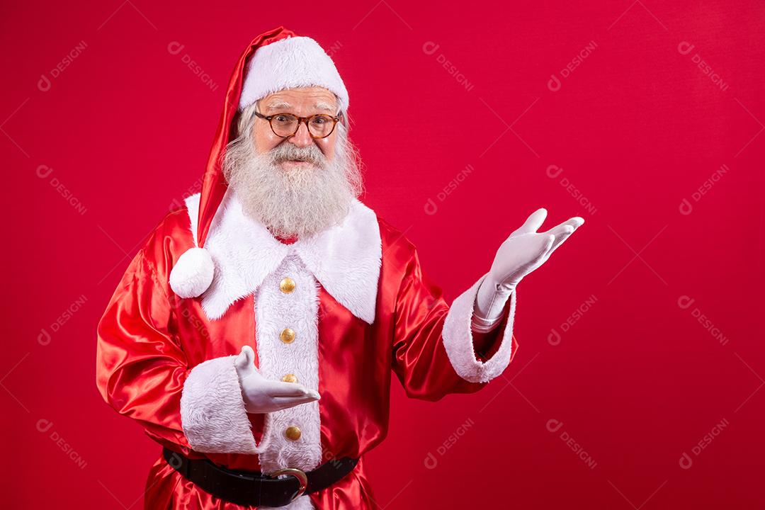 Papai Noel apontando de lado, promoção de publicidade de Natal, anúncio de desconto de Natal de ano novo isolado em fundo vermelho.