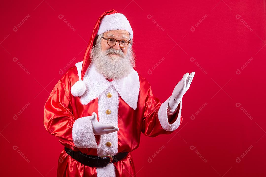 Papai Noel apontando de lado, promoção de publicidade de Natal, anúncio de desconto de Natal de ano novo isolado em fundo vermelho.