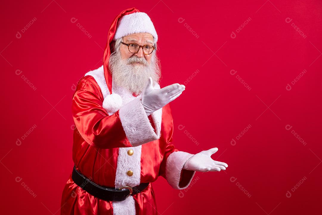 Papai Noel apontando de lado, promoção de publicidade de Natal, anúncio de desconto de Natal de ano novo isolado em fundo vermelho.