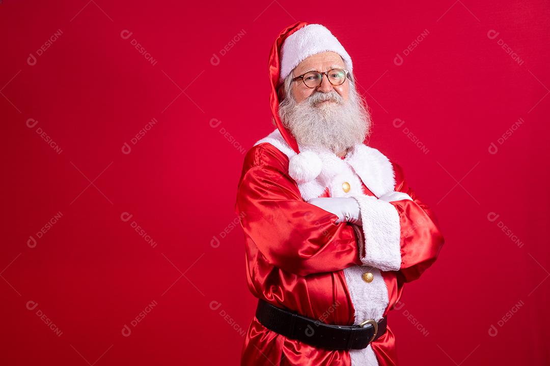 Papai Noel cruzou os braços sobre fundo vermelho. Tipo barbudo Papai Noel com os braços cruzados