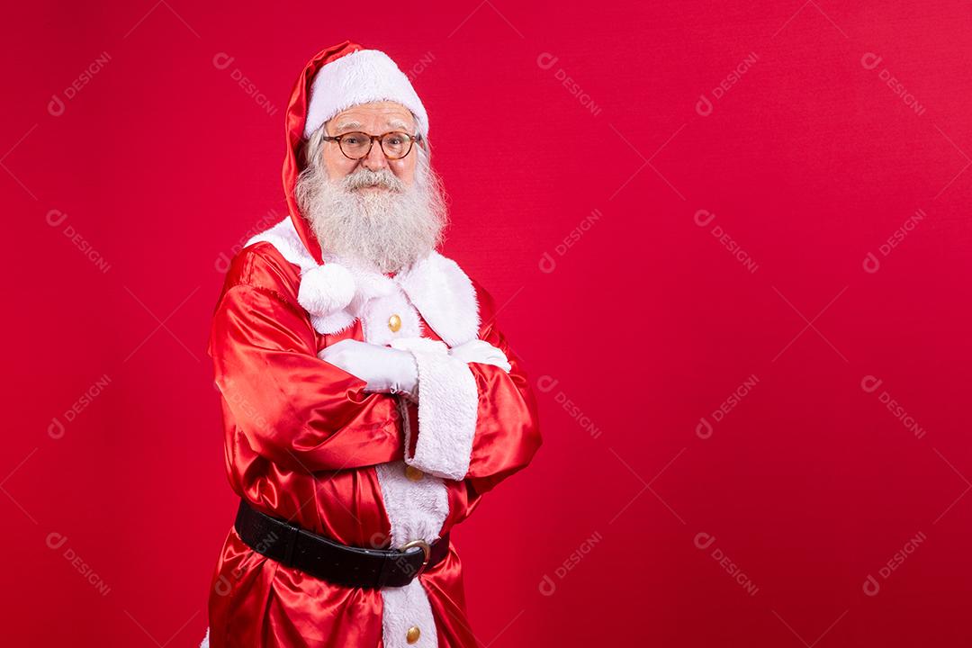 Papai Noel cruzou os braços sobre fundo vermelho. Tipo barbudo Papai Noel com os braços cruzados